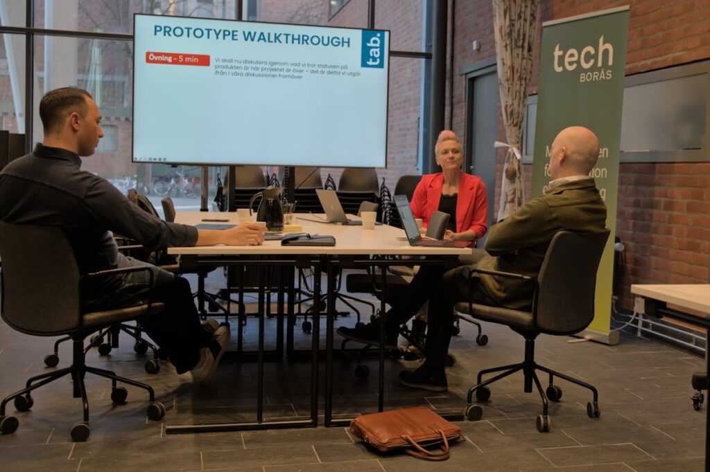 Tre personer i arbete med innovationssprinten