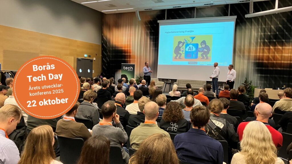Publikhav och tre talare på scen