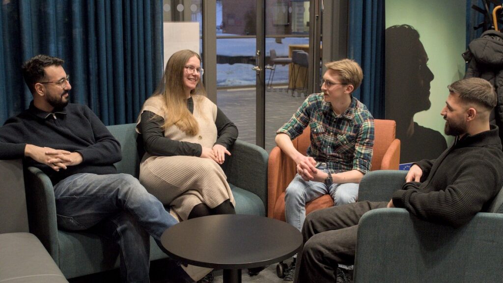 Programmeringsklubben, fyra studenter sitter i soffa och diskuterar