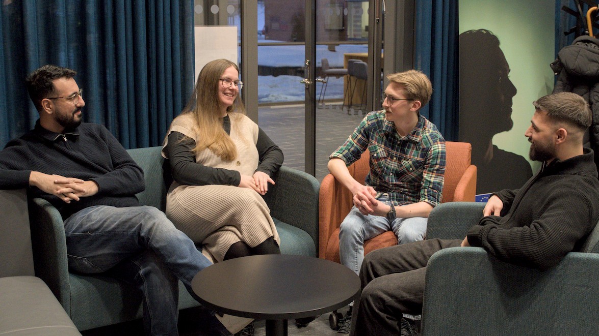 Programmeringsklubben, fyra studenter sitter i soffa och diskuterar
