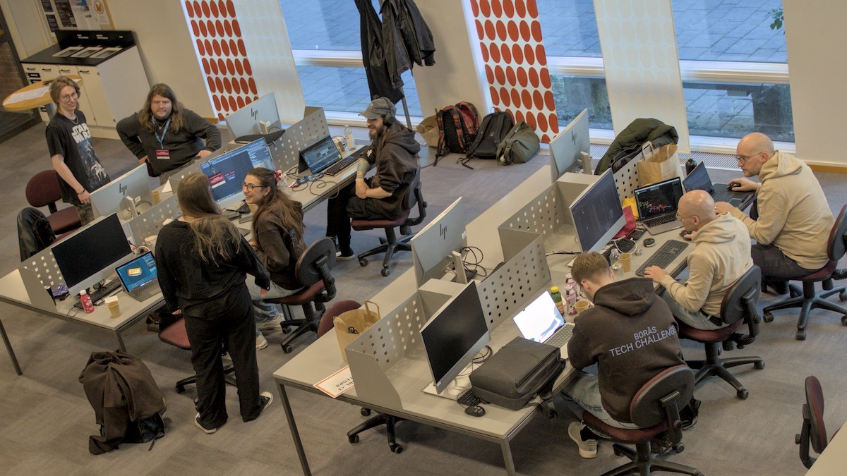 Hackathon-deltagare vid datorer
