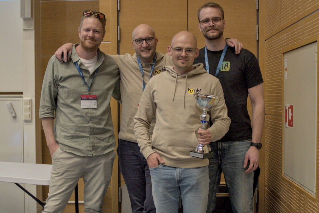 Fyra vinnare med pokal